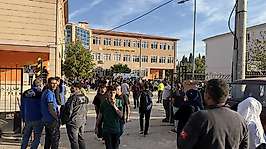 Okul önünde silahlı saldırı: 11 öğrenci yaralandı