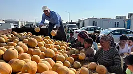 Tarlada 5 TL'ye düşen kavunları satmadı, depremzedelere dağıttı
