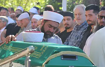 3 gün sonra askere gidecekti... Hafız genci imam babası son yolculuğuna uğurladı