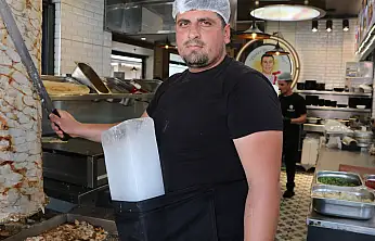 40 derecede döner kesti, serinlemek için sırtına buz bağladı!