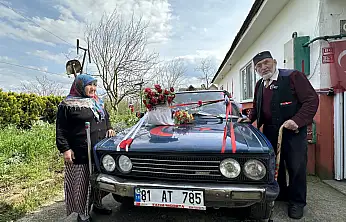 86 yaşında eşi için gelin arabası süsledi, kendi yazdığı şiirle aşkını haykırdı