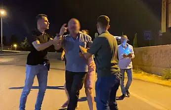 Alkollü yakalanıp ceza yiyen sürücü gazeteciye mermer taşı fırlattı
