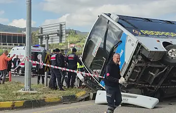 Bartın'da halk otobüsü otomobilin üzerine devrildi: 44 kişi yaralandı