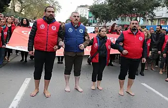 Belediye işçilerinden çıplak ayaklı protesto
