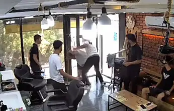 Berbere bıçakla girdi, hayatının dayağını yedi