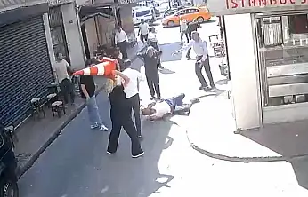 Beyoğlu'nda sarkıntılık iddiası bıçaklı saldırıya dönüştü