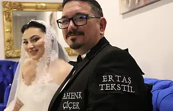 Böylesi görülmedi: Düğün masrafını düşürmek için damatlığını reklam panosuna çevirdi