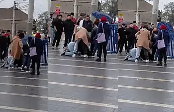 Bursa'da kadınlar engelli vatandaşı meydanda darp etti!