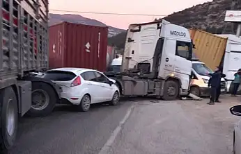 Buzlanma zincirleme kazaya neden oldu: 11 yaralı