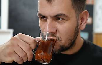Çayı hatta baklavayı bile acı biberle yiyor: Acısız yaşayamıyor