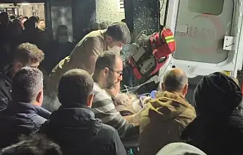 Doktordan örnek müdahale: Kalbi duran yaralıya sedye üzerinde kalp masajı