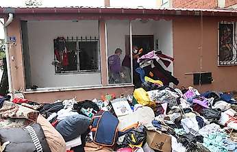 Ekipler şaşkına döndü: Evden 20 kamyon çöp çıkarıldı