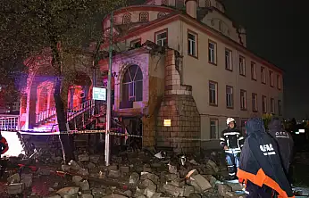 Facianın eşiğinden dönüldü: Yıldırımın isabet ettiği cami minaresi yıkıldı
