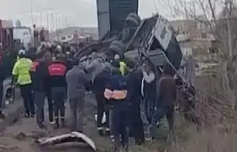 Halk otobüsü üst geçide çarptı: 4 ölü, 13 yaralı