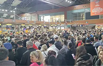Hava muhalefeti uçak seferlerini vurdu: Binlerce yolcu havalimanında kaldı