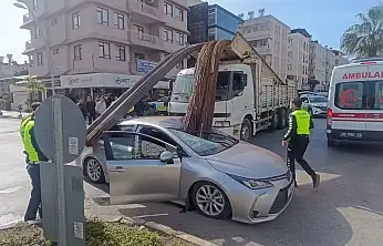 İnşaat demirleri otomobile 'ok' gibi saplandı