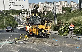 İş makinesini taşıyan çekici devrildi, sürücü öldü