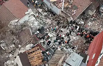 İstanbul'da 2 bina çöktü: 11 kişi kurtarıldı, 1 ölü