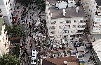 İstanbul'da 7 katlı binanın ilk 3 katı çöktü: 2 ölü, 3 kişi aranıyor