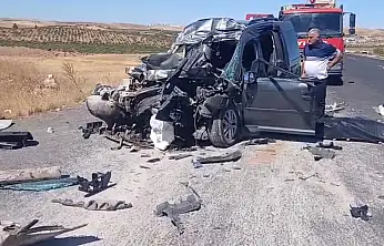 Kamyona çarpan araç hurdaya döndü: 4 ölü 2 yaralı
