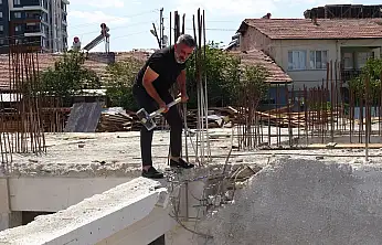 Kendi inşaatını ihbar eden müteahhit balyozla beton testi yaptı