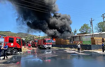 Kocaeli'de alevlere teslim olan fabrikada 1 işçi hayatını kaybetti