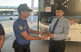 Muavinden örnek davranış: 4,5 milyon TL değerindeki çantayı sahibine teslim etti