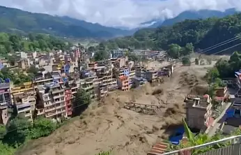 Nepal'deki sel yüzlerle insanı yuttu: İnanılmaz görüntüler...