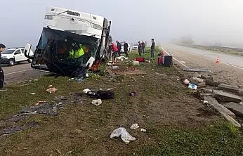 Otobüs devrildi: 2 ölü 17 yaralı