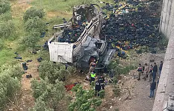 Otomobile çarpan tır, viyadükten aşağı uçtu: 3 ölü 3 yaralı