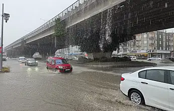 Samsun yağmura teslim oldu! Yollar göle döndü, iş yerlerini su bastı