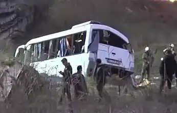 Servis minibüsü şarampole devrildi: Can kaybı 4'e yükseldi