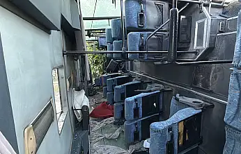 Tırla çarpışan işçi servisi devrildi: 13 yaralı