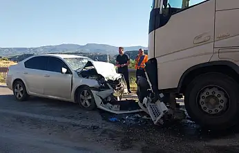 Tırla otomobil kafa kafaya çarpıştı: Anne ile kızı hayatını kaybetti
