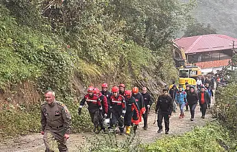 Toprak altında kalan işçi hayatını kaybetti
