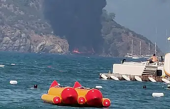 Tur gemisi alev alev yandı! Çocuklarında aralarında olduğu 115 kişi denize atladı