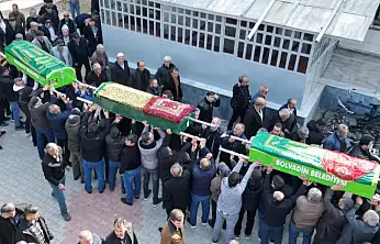 Yedikleri yemeğin ardından zehirlenerek hayatını kaybeden 2 çocuk ve anne toprağa verildi