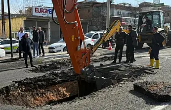 Yol çöktü, trafik felç oldu