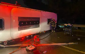 Yolcu otobüsü devrildi: 3 ölü 26 yaralı