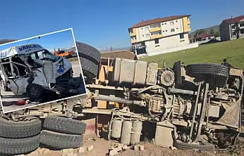 Yolcu minibüsü ile kamyon çarpıştı: 3 ölü