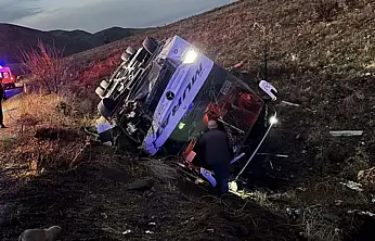 Yolcu otobüsü devrildi: 2 Ölü, 21 yaralı