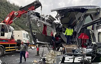 Yolcu otobüsü tıra çarptı: 7 ölü, 10 yaralı