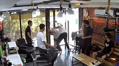 Berbere bıçakla girdi, hayatının dayağını yedi