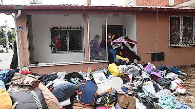 Ekipler şaşkına döndü: Evden 20 kamyon çöp çıkarıldı