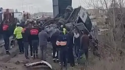Halk otobüsü üst geçide çarptı: 4 ölü, 13 yaralı
