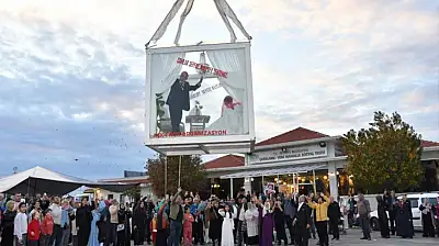 İlginç düğün töreni: Gelin ve damat cam fanusta taşındı