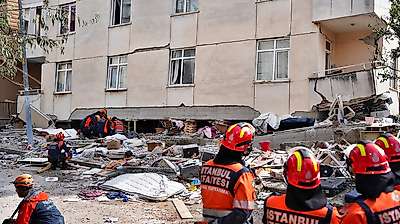 İstanbul'da çöken binanın mimarı ve şantiye şefi gözaltına alındı