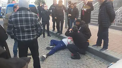 Kendisi istismar ettiğini iddia ettiği şahsı adliye önünde öldürdü