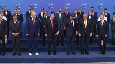NATO Zirvesi'nde gülümseten an: Beyaz spor ayakkabılar gündem oldu