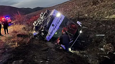 Yolcu otobüsü devrildi: 2 Ölü, 21 yaralı
